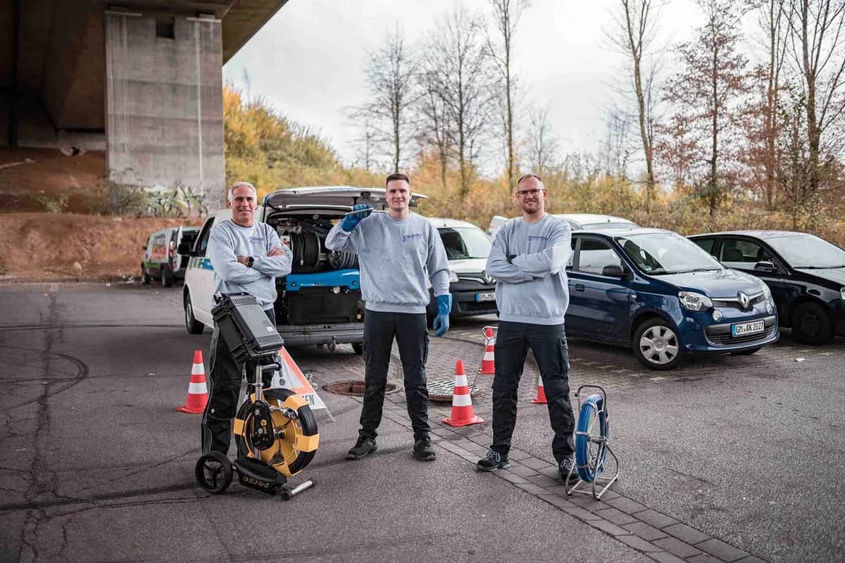Das Team der Sascha Stein Rohrreinigung mit Inspektionstechnik vor den Einsatzfahrzeugen